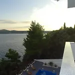 Nikola *